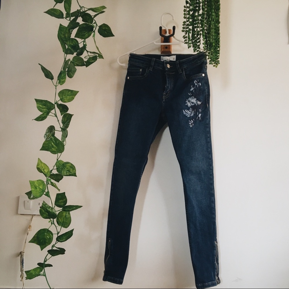 Skinny jeans with flower embroidery